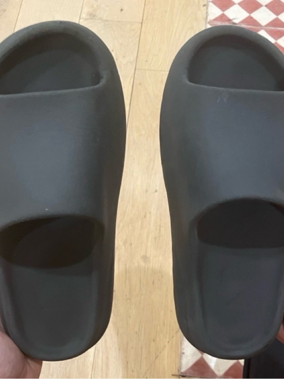Yeezy Slide in Onyx (Dark Grey)